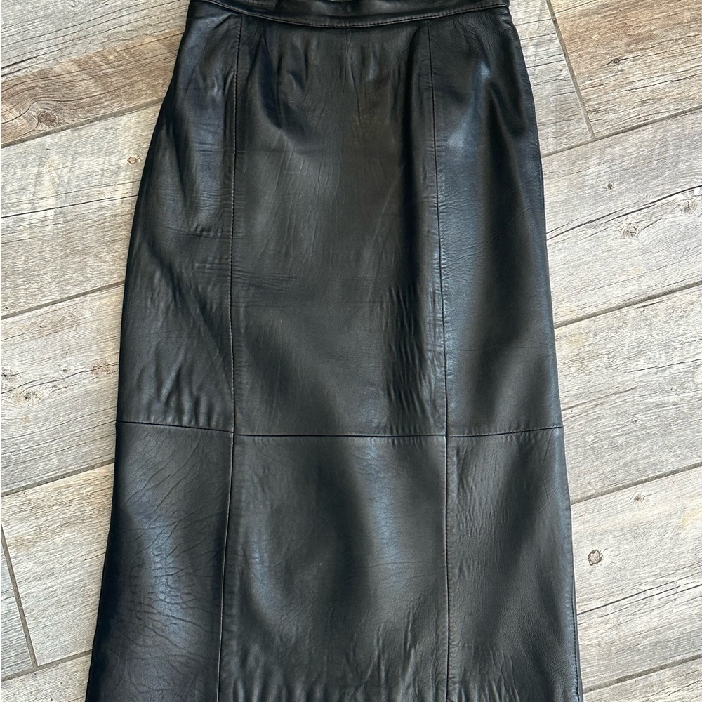 LAURA WINSTON Elegant Black Leather Skirt